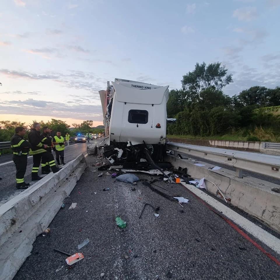 Torino Di Sangro Incidente Mortale In Autostrada A Camion Piomba