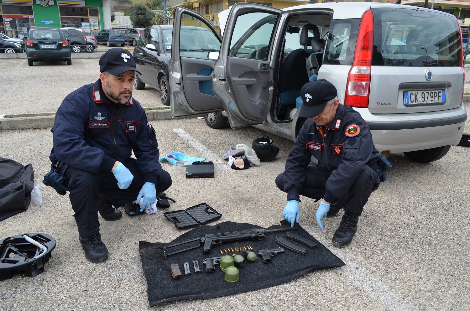 ARMI MUNIZIONAMENTO DA GUERRA E BOMBE A MANO RECUPERATE DAI CARABINIERI.  PLURIPREGIUDICATO ABRUZZESE IN MANETTE