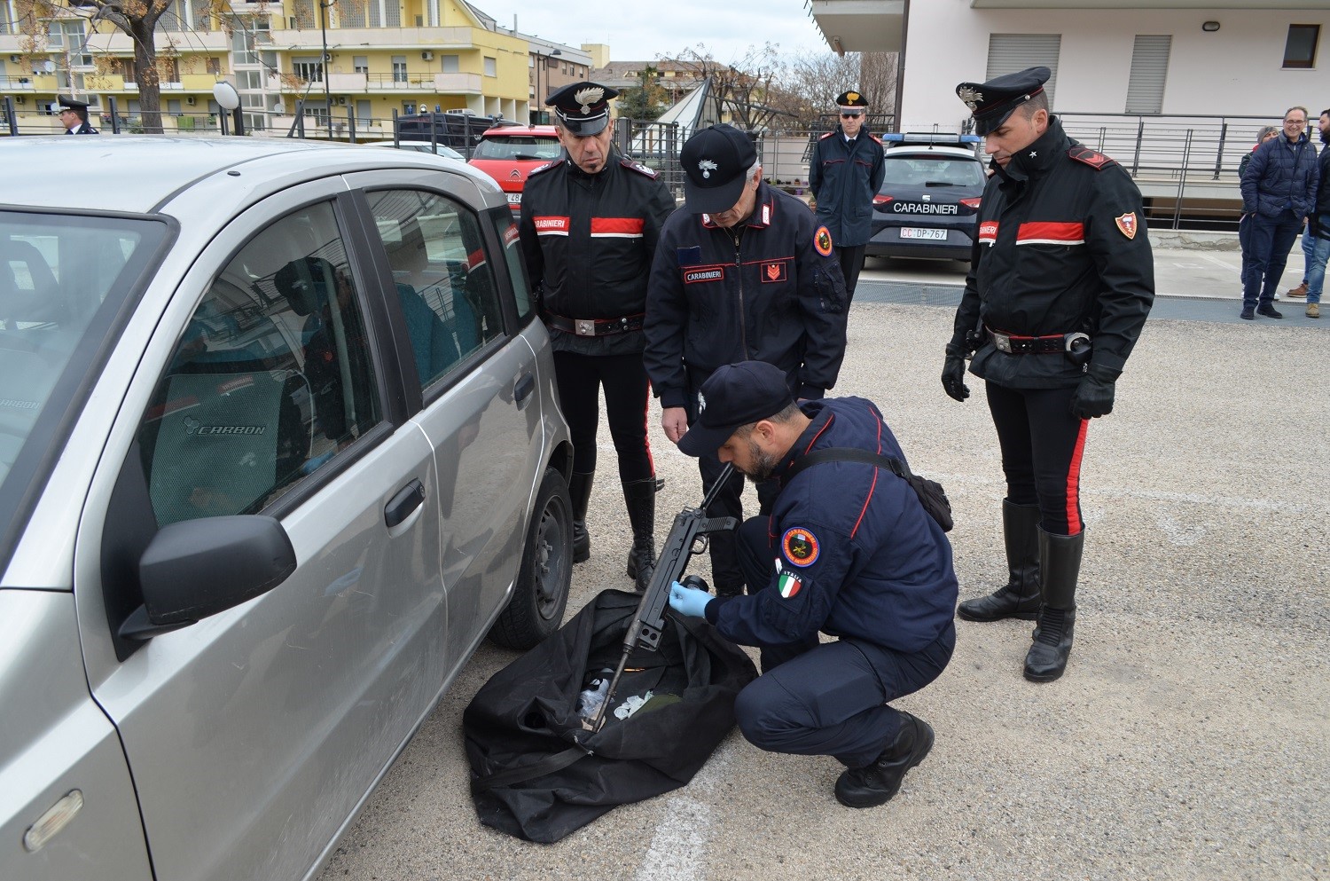 ARMI MUNIZIONAMENTO DA GUERRA E BOMBE A MANO RECUPERATE DAI CARABINIERI.  PLURIPREGIUDICATO ABRUZZESE IN MANETTE