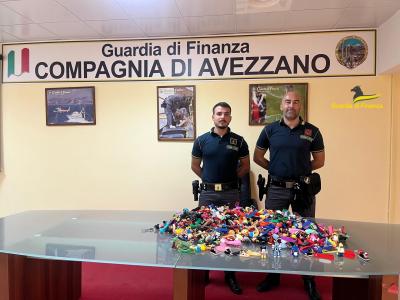 La Guardia di Finanza di Avezzano sequestra 20mila articoli non sicuri con marchi contraffatti