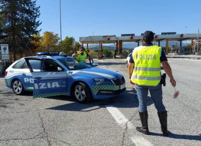 Inseguimento sull’A14: veicolo rubato sperona la Polizia Stradale, ladri in fuga nei campi