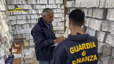 Piano d'Azione Stop Fake, Guardia di Finanza Pescara sequestra oltre 400mila pezzi e denunciato grossista per frode in commercio