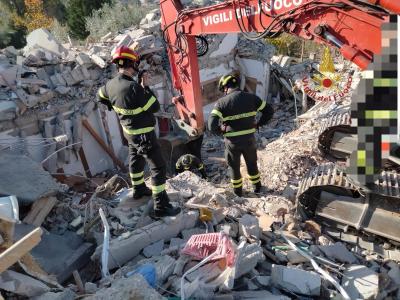 Esplosione a Città Sant’Angelo: Vigili del Fuoco al lavoro senza sosta per rimuovere le macerie e accertare eventuali vittime