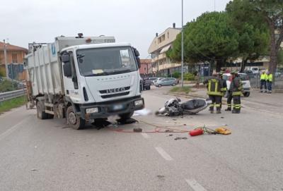 Alba Adriatica, violento scontro tra un camion e un scooter sulla ss16  muore il centauro 