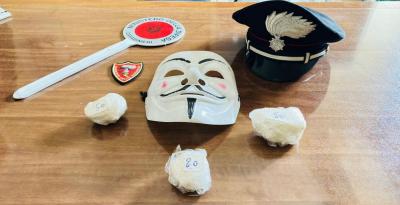 Alla guida di un’auto con la maschera di Anonymous, viaggiava con 130 gr di cocaina 