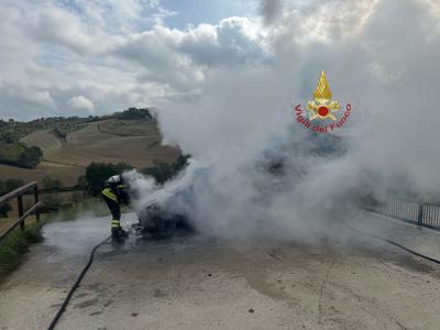 Incendio a Spoltore: auto a GPL in fiamme, intervento dei Vigili del Fuoco