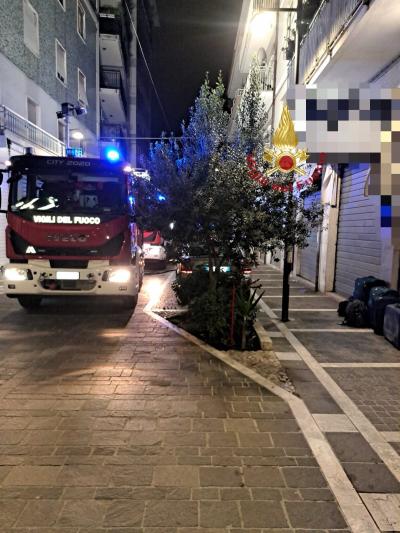 Paura nella notte a Pescara, incendio in un appartamento di via Mazzini, evacuato l’intero palazzo