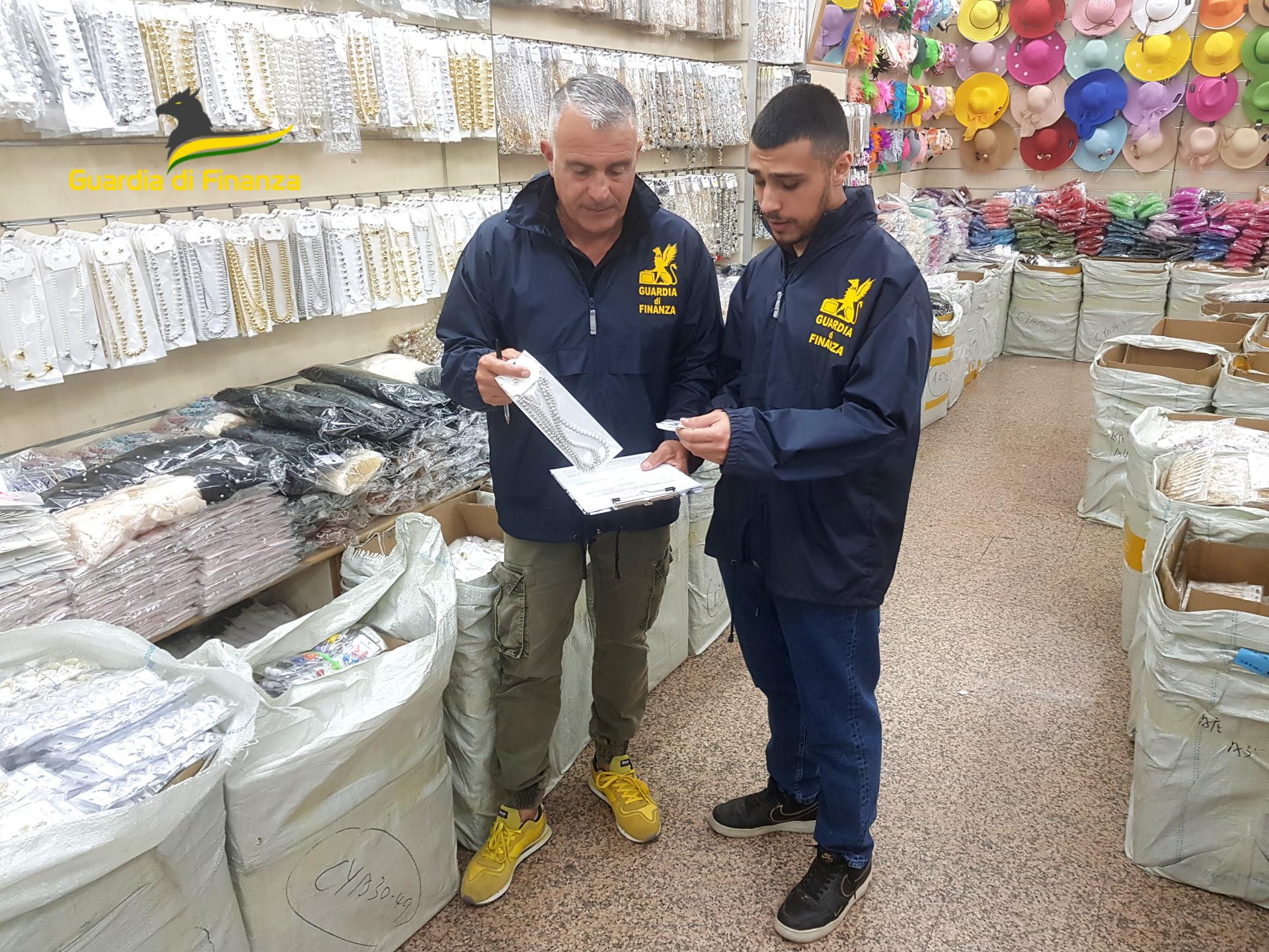 Operazione 'STOP FAKE': Guardia di Finanza di Pescara sequestra 250mila bijoux non conformi e denuncia l’Importatore per Frode Commerciale"