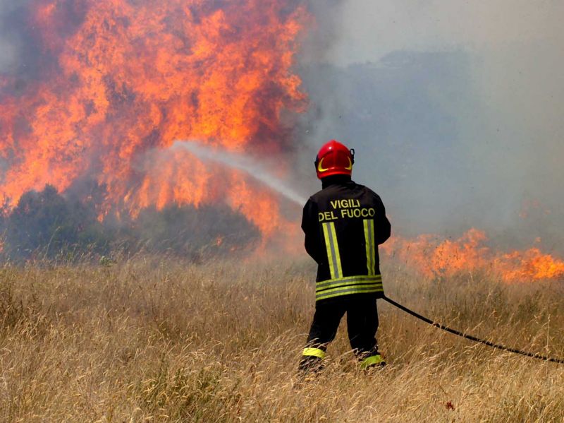  A FUOCO OTTO ETTARI COLTIVATI A GRANO NEL PESCARESE