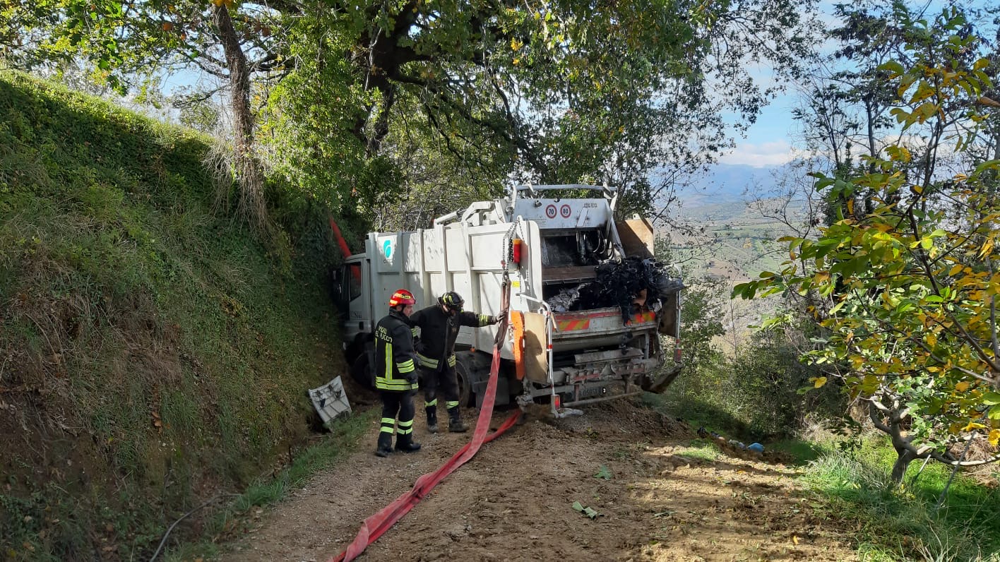 Bellante, camion dei rifiuti si ribalta: ferito autista 63enne