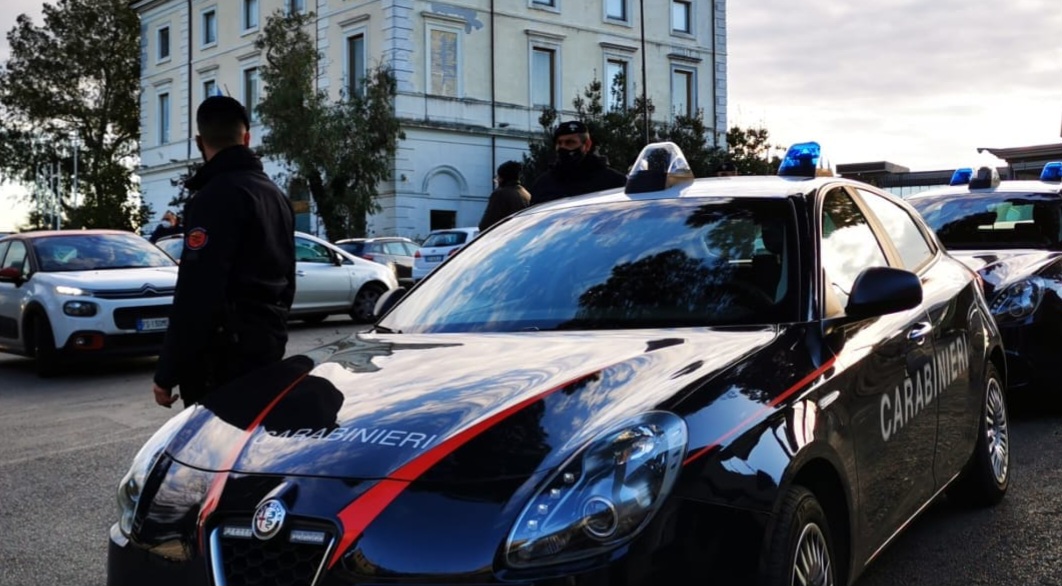 Carabinieri arrestano il rapinatore che ha terrorizzato alcuni commercianti di Corso Umberto. Tre rapine in poco più di una settimana. 