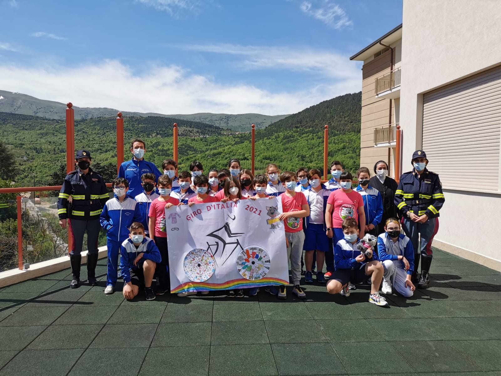 Giro d'Italia e Biciscuola, premiate alla presenza della Polizia Stradale due scuole dell'Aquila