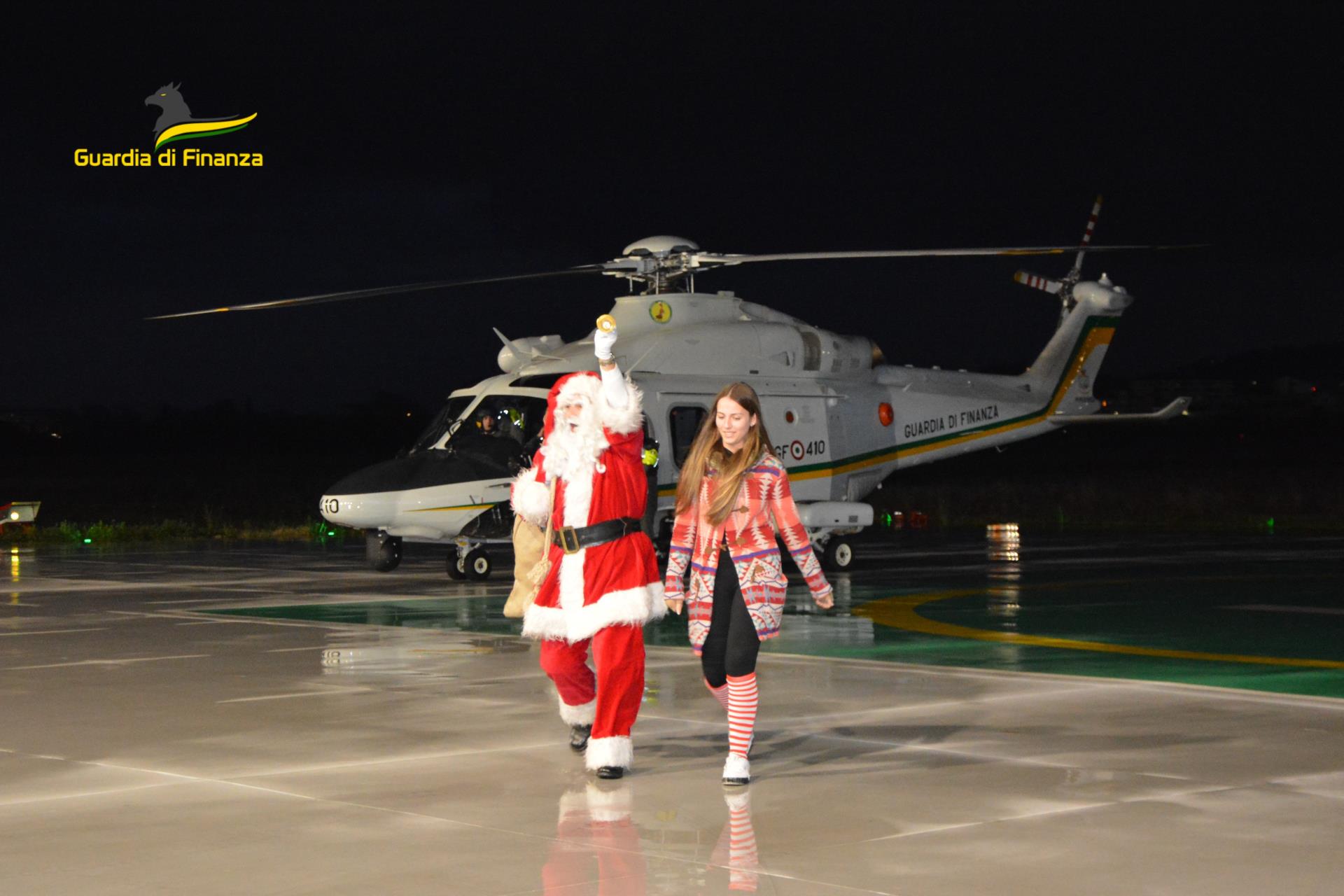 Babbo natale in volo sull’elicottero della Guardia di Finanza per i bimbi di onco-ematologia e di rancitelli.