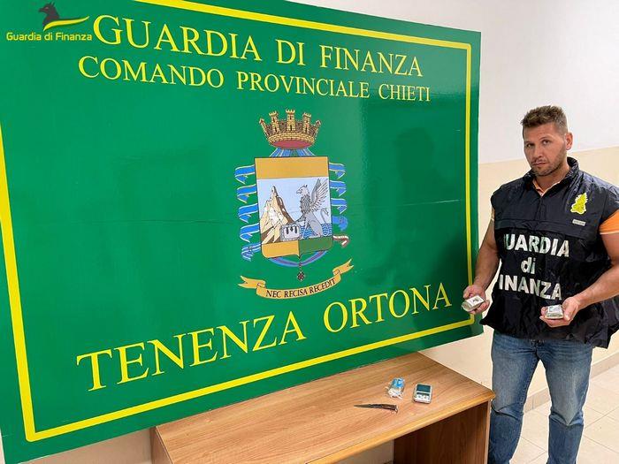 La Guardia di Finanza di Ortona arresta un 51enne, era alla stazione con 300 grammi di hashish