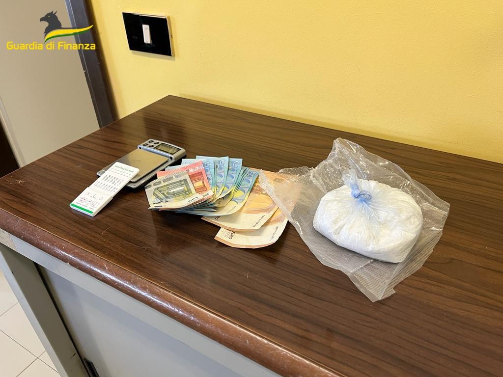 Guardia di Finanza Avezzano, arrestato un dominicano, aveva oltre due etti e mezzo di cocaina