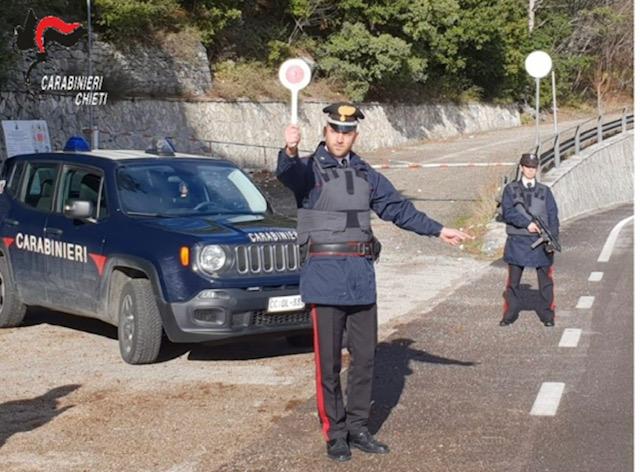 Chieti, era ai domiciliari per rapina furto e droga, beccato dai carabinieri in auto con la fidanzata