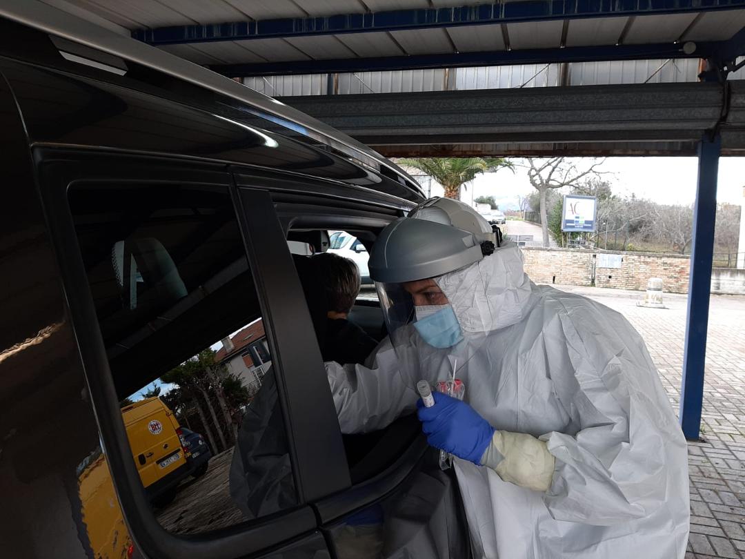 Coronavirus, in provincia di Chieti  tamponi nei drive-in  per chi è arrivato dalla Gran Bretagna 