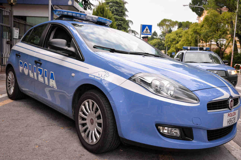 Pescara, sorpresi senza mascherine a giocare e bere in un bar, 16 persone sanzionate e attività immediatamente chiusa