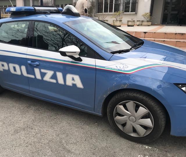 Guidava ubriaco zigzagando lungo la galleria di Francavilla , la polizia stradale lo denuncia e gli sospende la patente