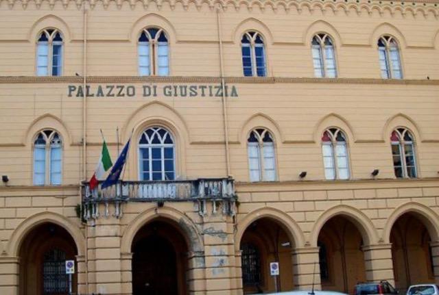 Palpeggia una ragazzina di 16 anni, condannato dal tribunale di Chieti