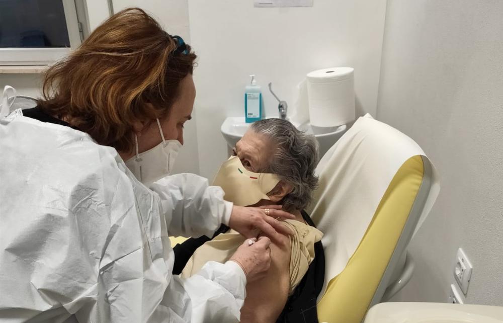 Vaccinazioni Abruzzo, dopo l'annuncio del Green pass aumentano le prenotazioni