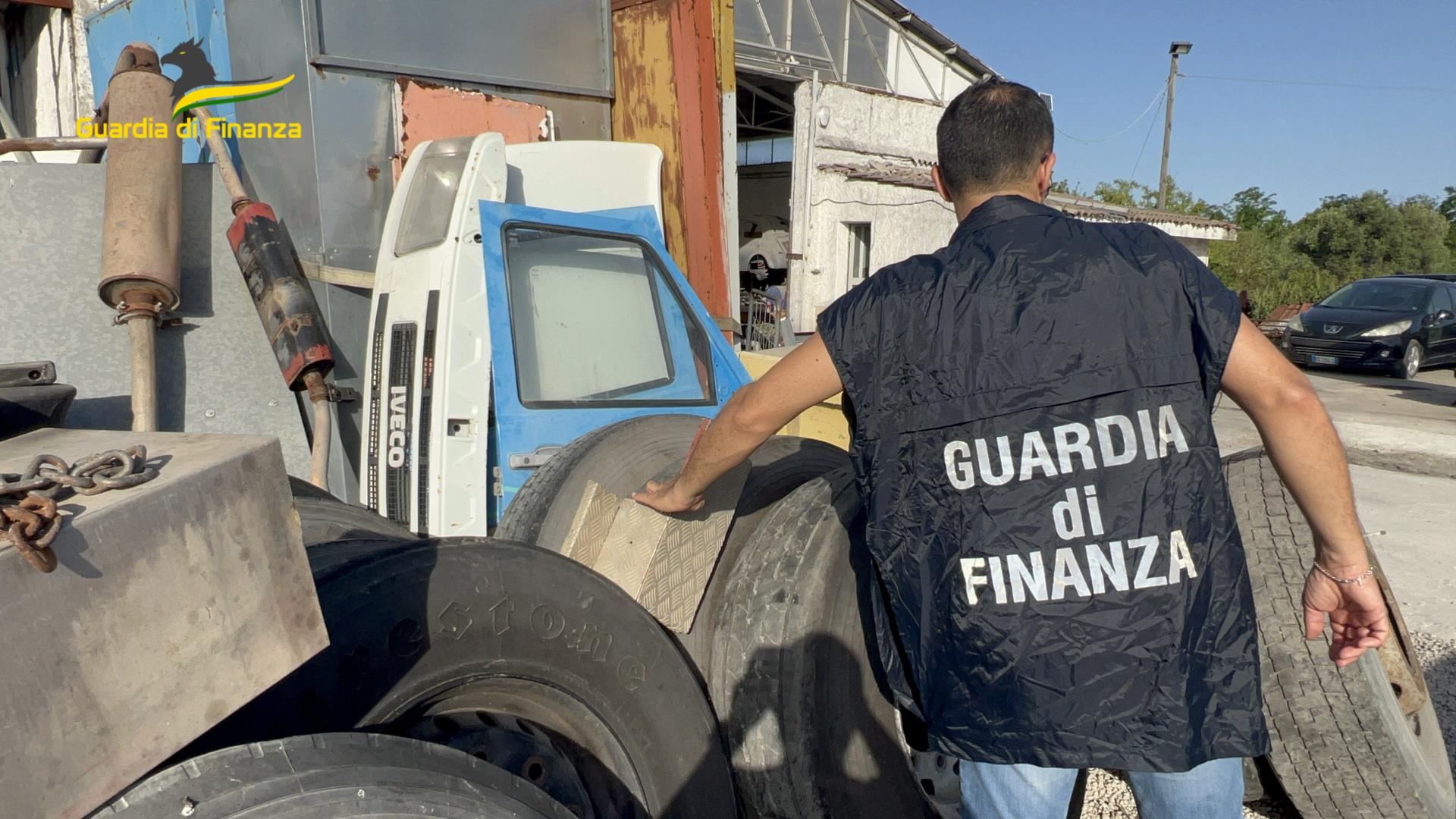 Illecita gestione dei rifiuti, la Guardia di Finanza sequestra a Ortona area di un azienda dedita al trasporto merci