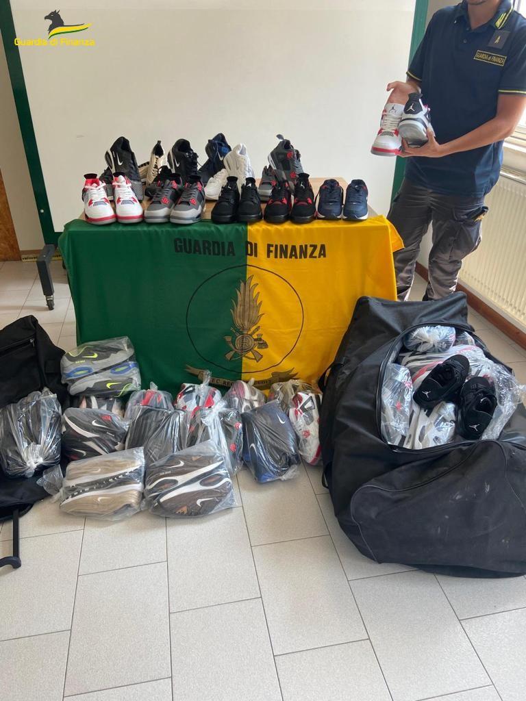 Vasto, sequestrate dalla GdF scarpe sportive contraffatte