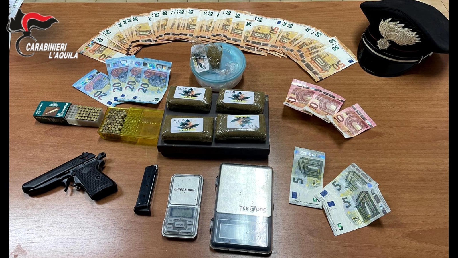 Droga, denaro, munizioni e una pistola in casa: due arresti a Sulmona 