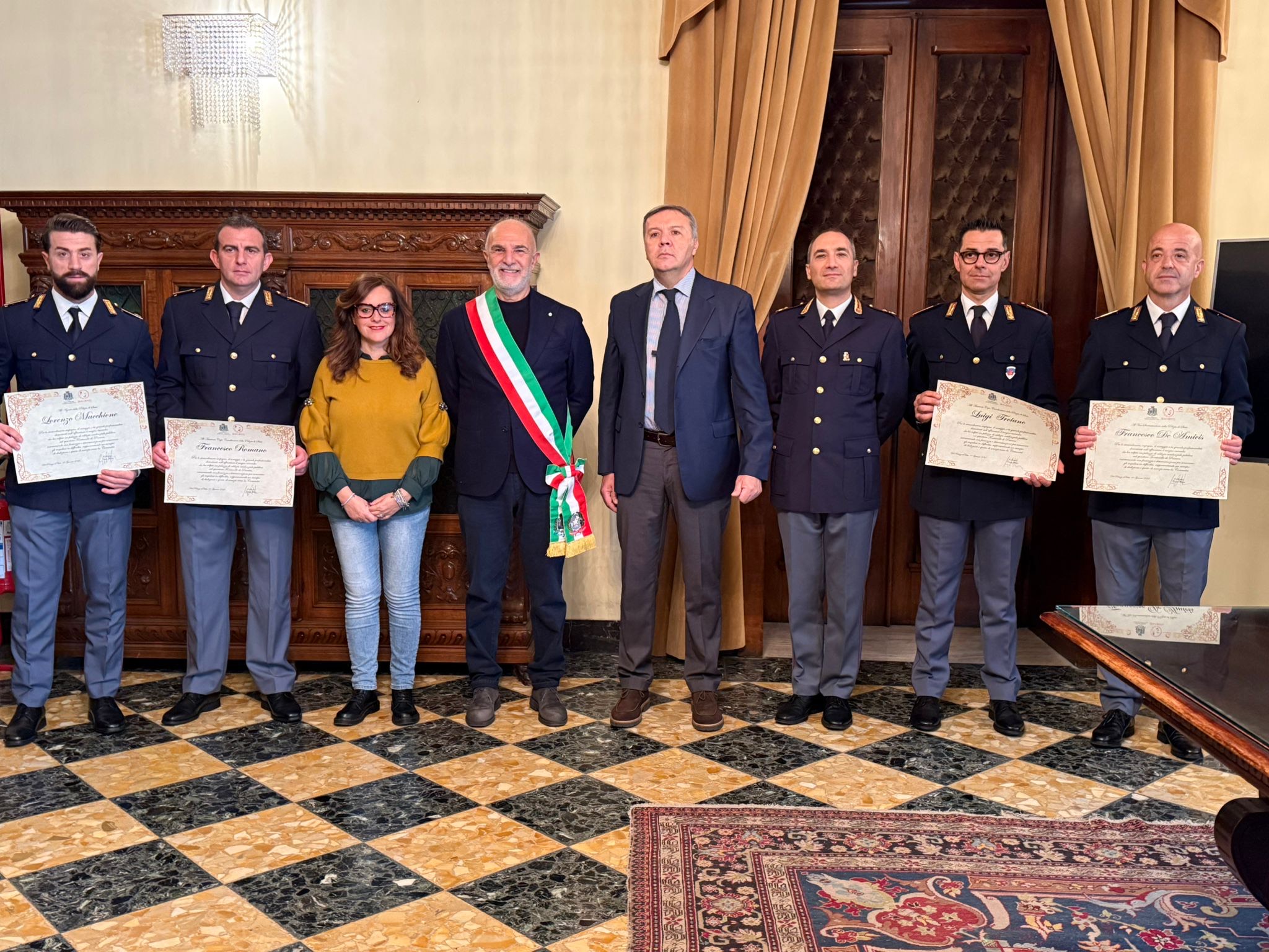 Incendio in un palazzo di via Caduti per servizio, un riconoscimento del Comune ai poliziotti intervenuti 