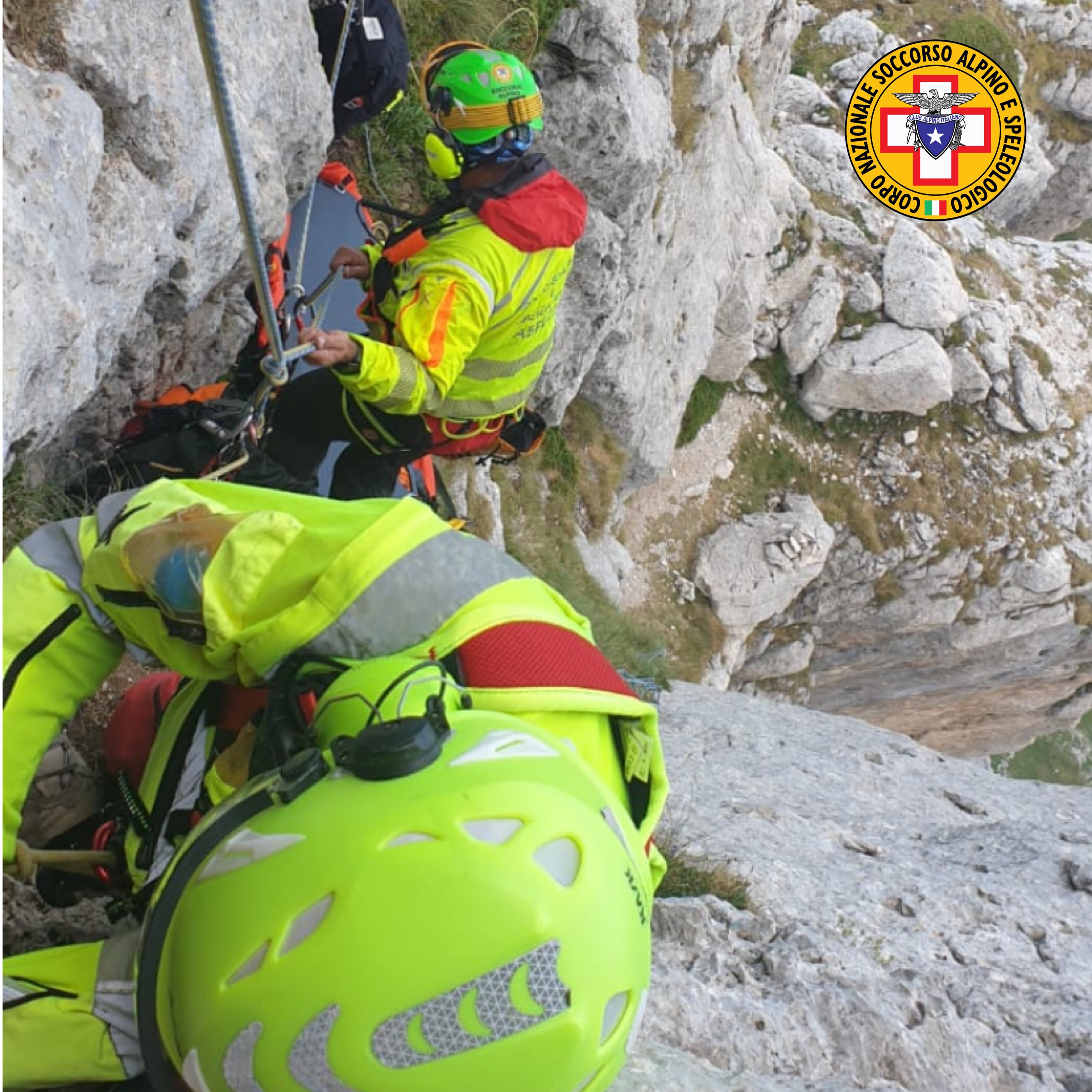 Prati di Tivo, alpinista finisce contro la parete rocciosa sul Gran Sasso, salvato dal Soccorso Alpino