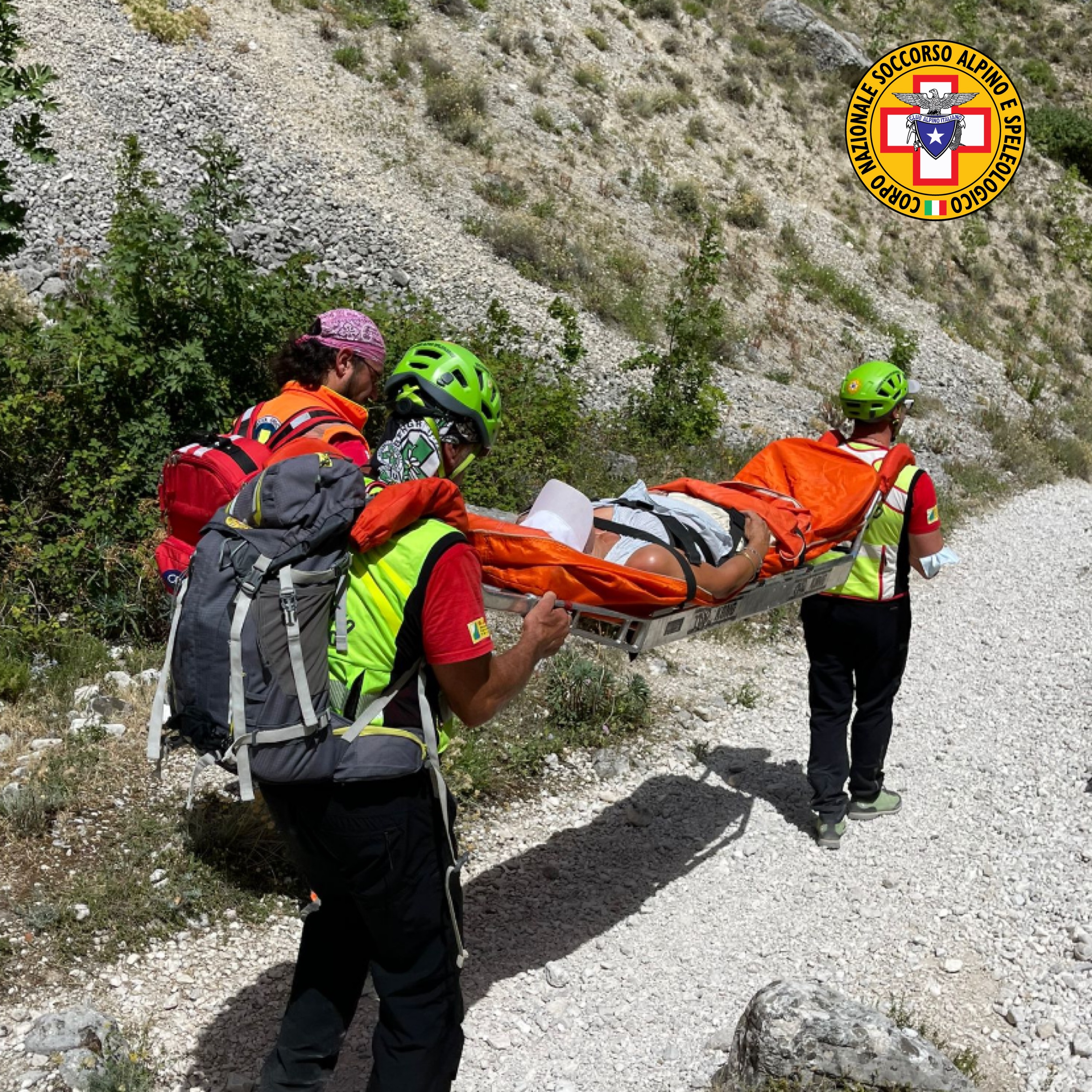 Record di soccorsi in montagna nel weekend e in azione squadre di terra a Farindola, dove stanno evacuando alcuni residenti per un incendio 