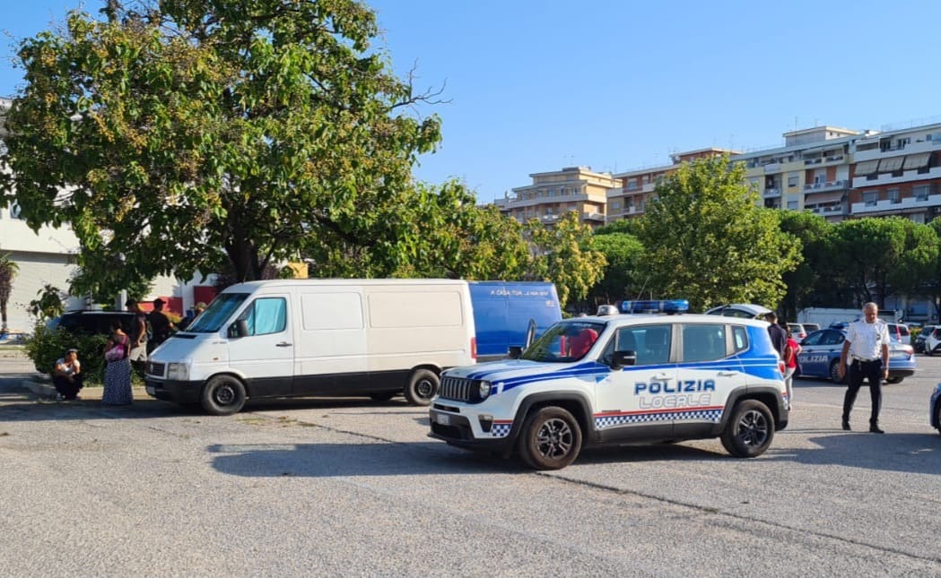 Ruba in un supermercato del centro a Pescara, bloccato dalla Polizia Locale