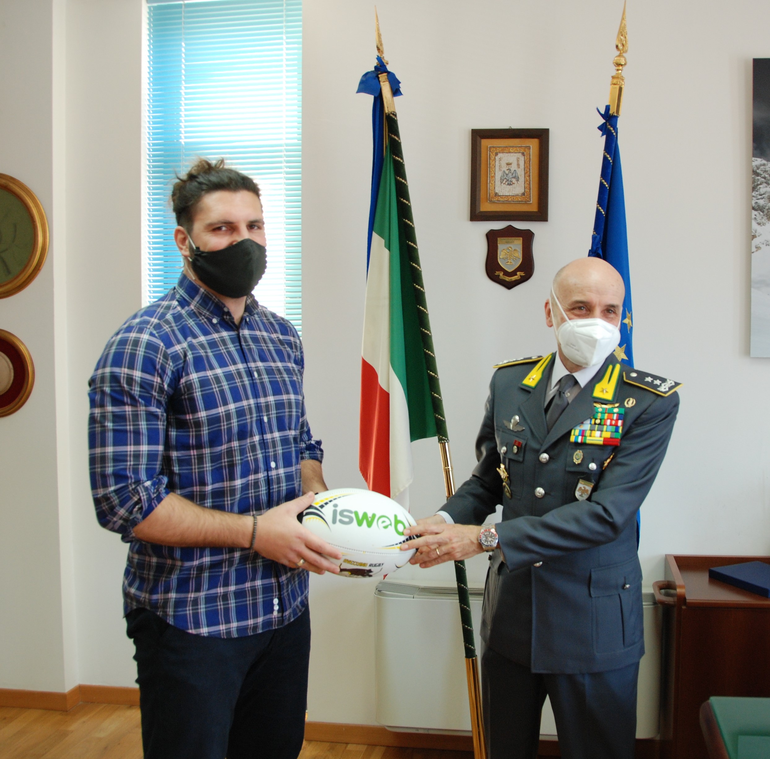 Giovanbattista Venditti, ex giocatore di rugby della Nazionale Italiana, in visita al Comando Regionale Abruzzo 