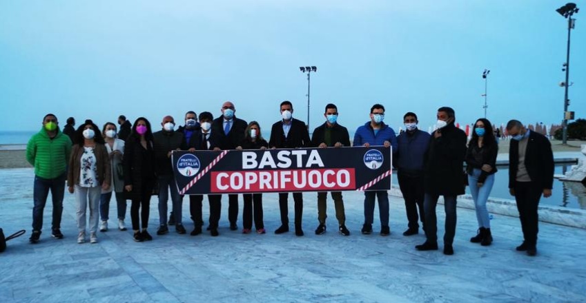 Pescara, 2 flash mob di Fratelli d'Italia: "Stop  coprifuoco" e "Non è festa senza lavoro" 