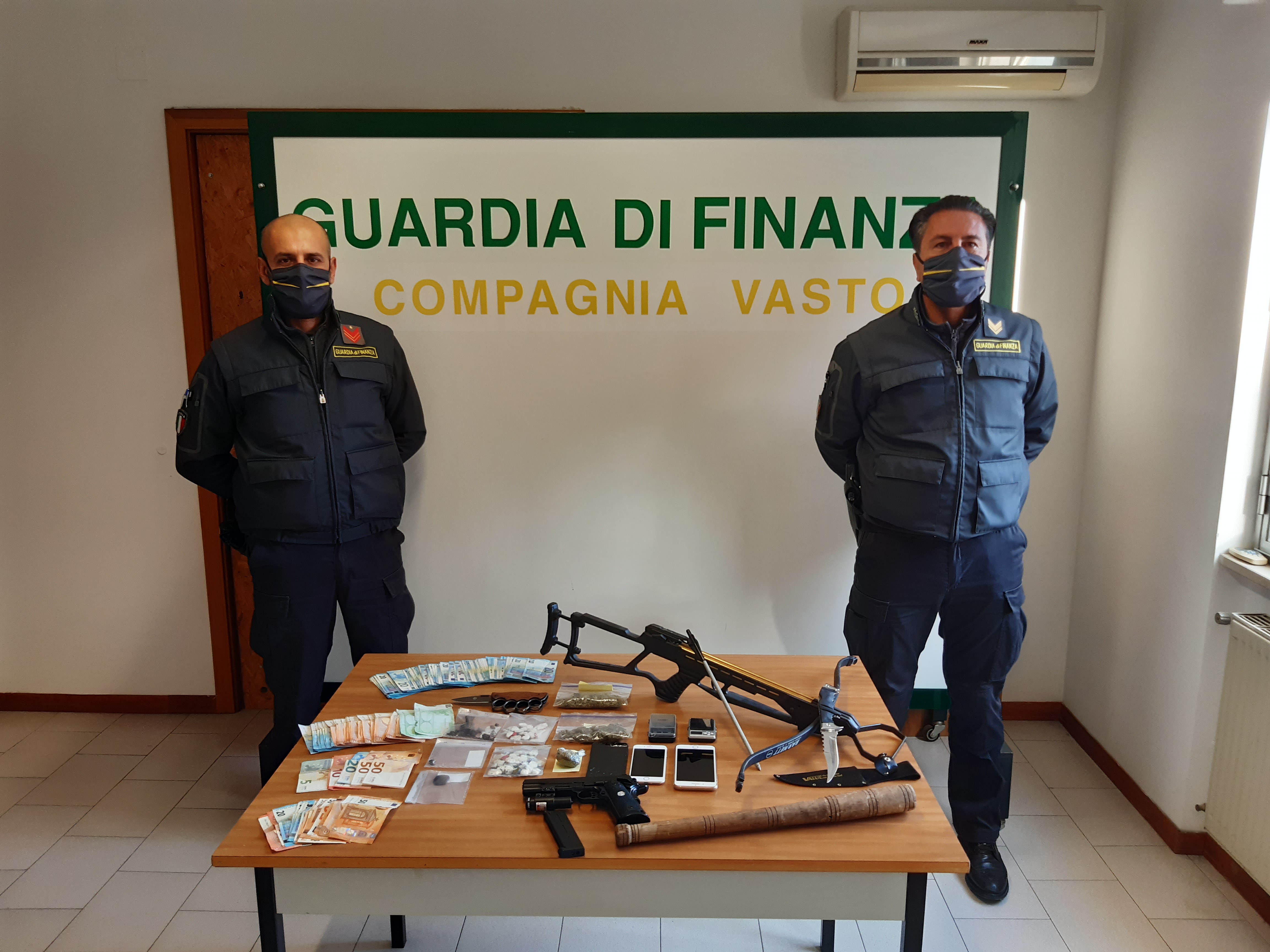 San Salvo, Blitz della Guardia di Finanza in una villa, sequestrati 93 gr di droga, arrestati due albanesi