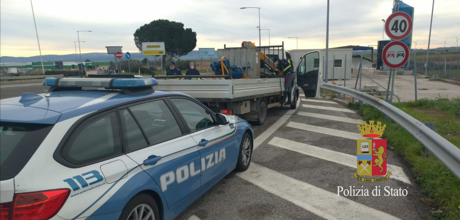 Rubano un autocarro a Montesilvano, la polstrada di Vasto ferma il mezzo e denuncia il conducente per ricettazione