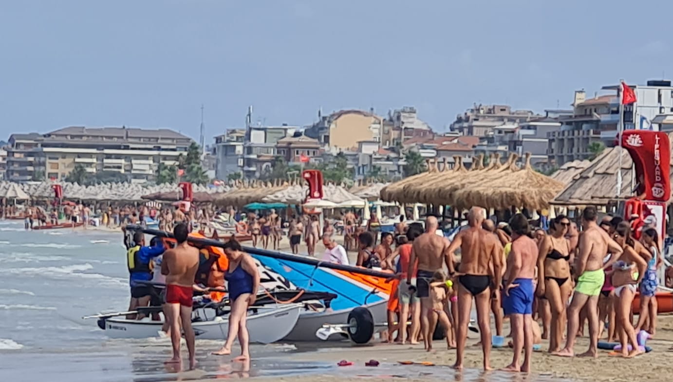 Pescara, catamarano si capovolge al largo, bagnini della Compagnia del Mare salvano i diportisti