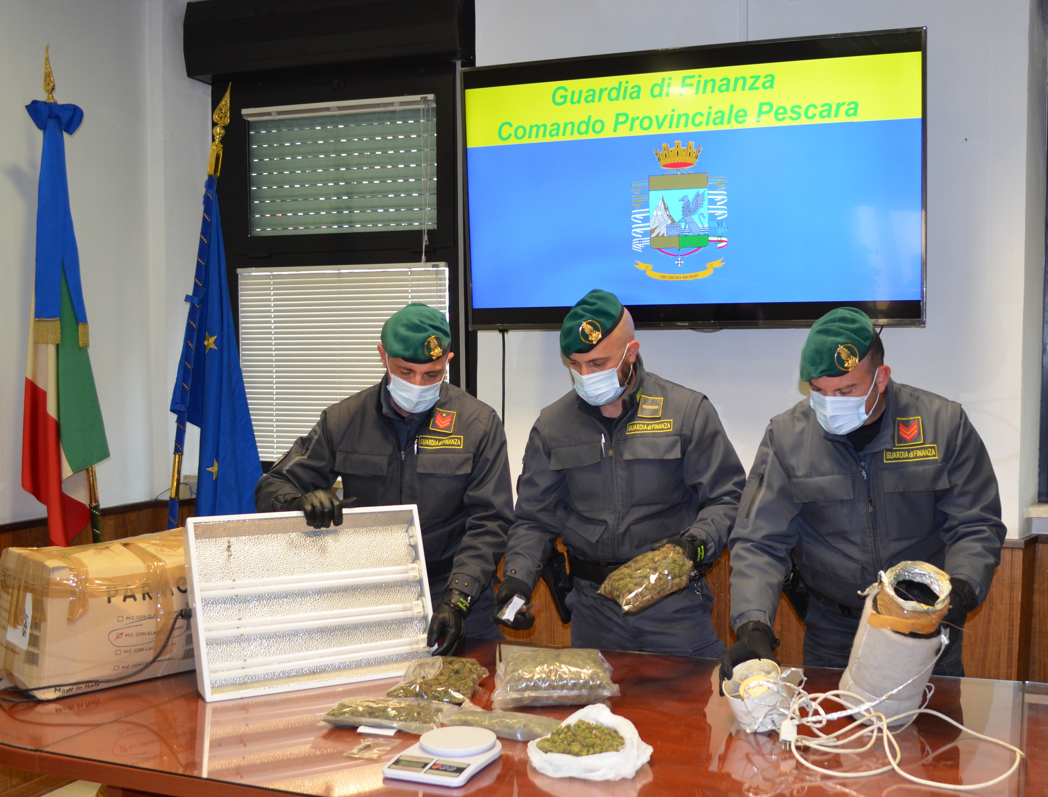 Un chilo di Marijuana e 21 gr di hashish in casa, pescarese arrestato dalla Guardia di Finanza