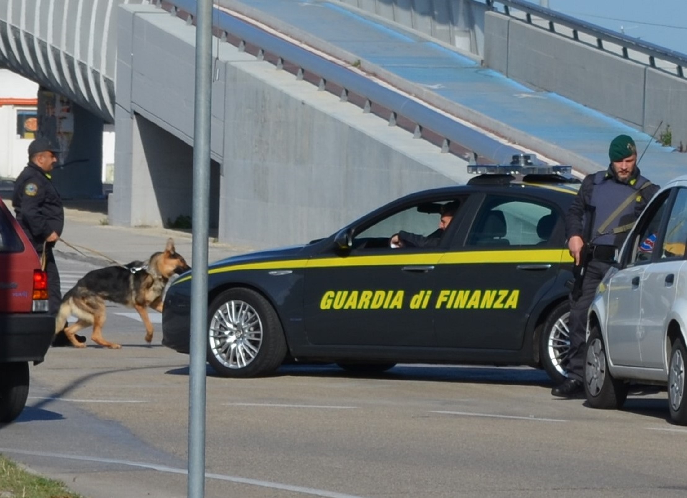 La Guardia di Finanza di Pescara arresta una donna con 65g di eroina