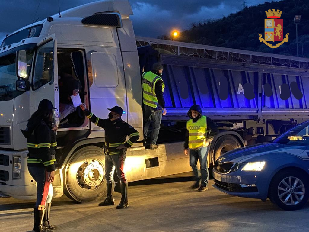 Viaggiava sulla A25 con un carico di binari ferroviari rubati, denunciato dalla Polizia stradale di Pratola Peligna