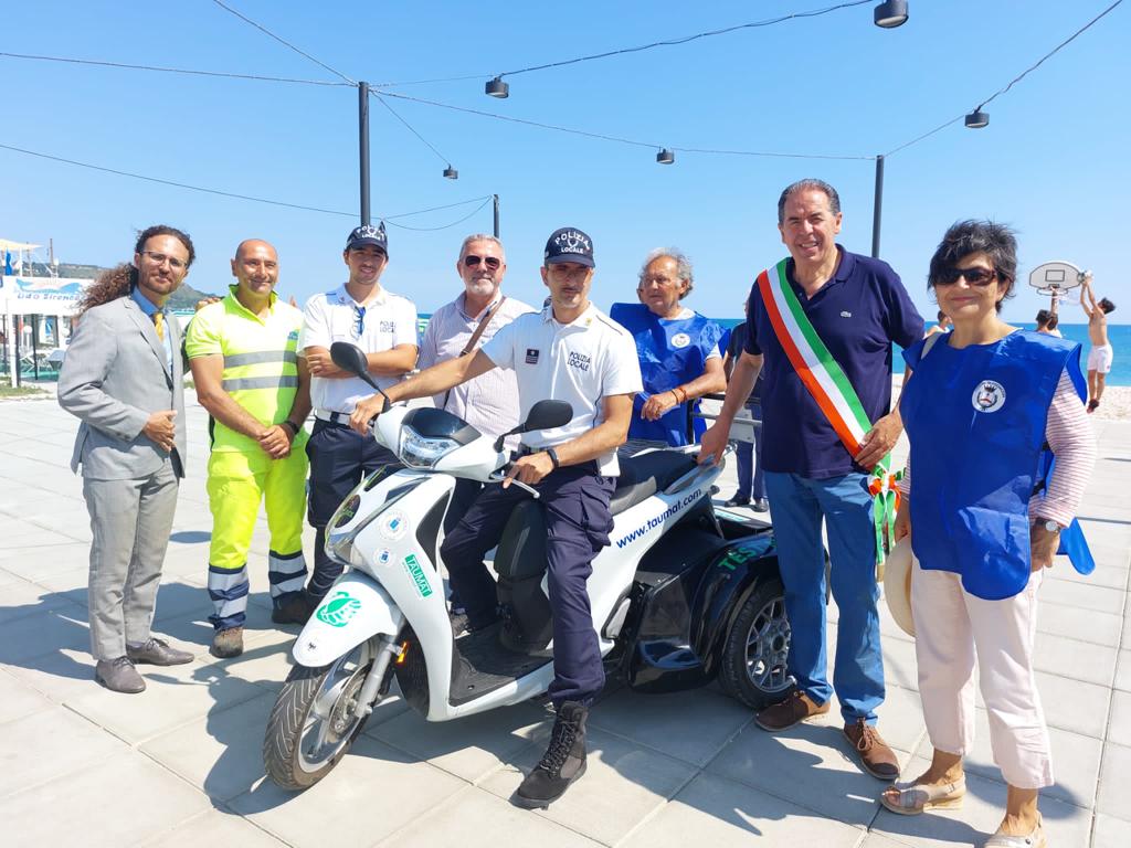 Fossacesia Marina, consegnato il veicolo elettrico a tre ruote Duck da oggi in dotazione a Polizia locale e ispettori ambientali 