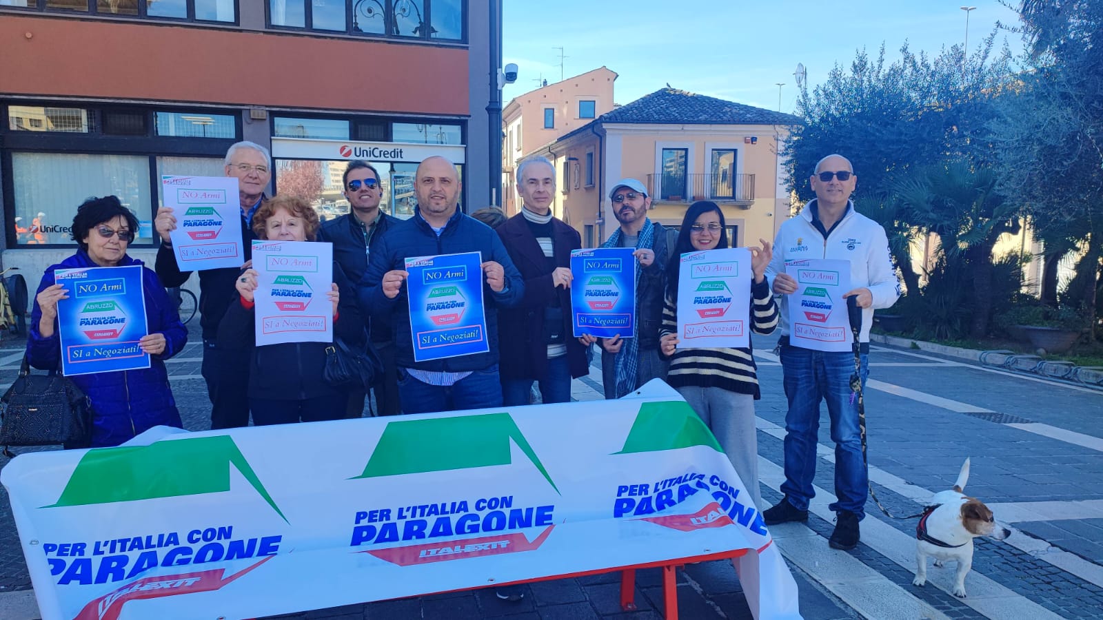 Flash mob davanti alla sede della Regione a Pescara di Italexit: cessate il fuoco e pace in Ucraina 