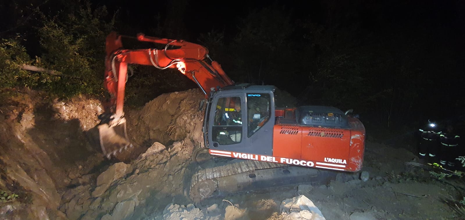 "Intervento dei Vigili del Fuoco di Teramo per il salvataggio di due cani da caccia bloccati in un cunicolo: operazioni in corso anche di notte"