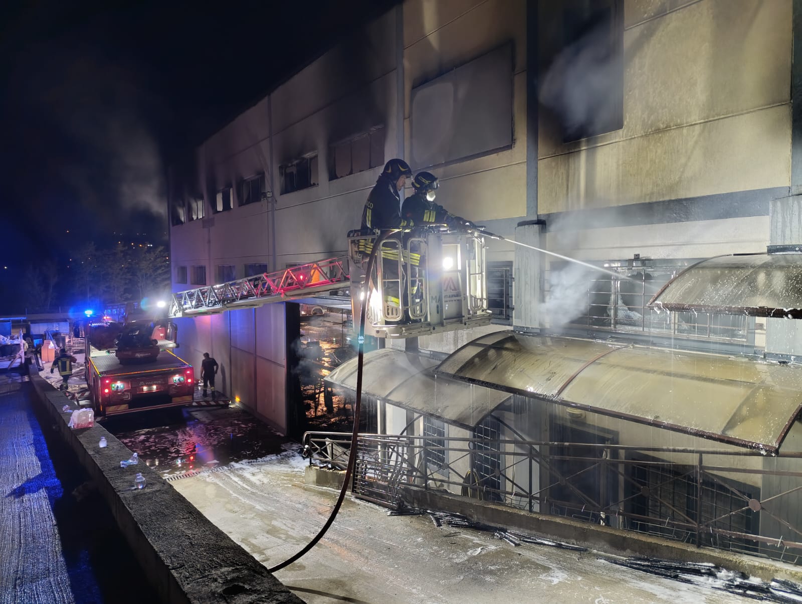 Incendio in un'officina a Bellante: camper e camion distrutti, intervento complesso dei Vigili del Fuoco