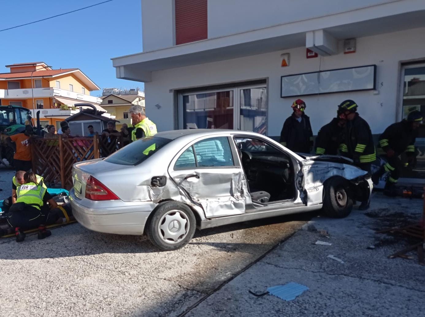 Incidente stradale a Sant'Egidio alla Vibrata: Mercedes si scontra con trattore, conducente ferito