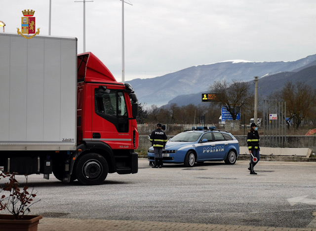 Colluttazione tra camionisti sulla superstrada Avezzano Sora, ferito un poliziotto