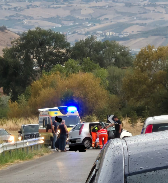 Incidente stradale frontale tra due auto sulla provinciale Lanciano Atessa, ferita una coppia di Lanciano