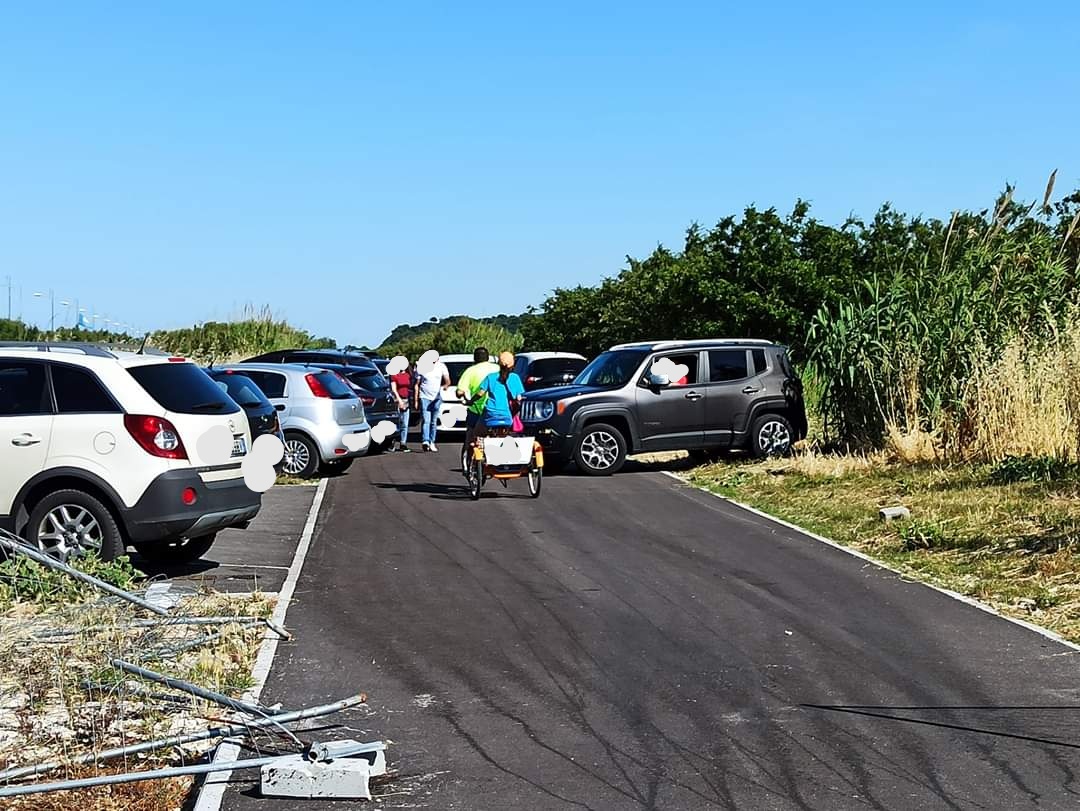 Inciviltà lungo la Pista ciclopedonale della Costa dei Trabocchi.