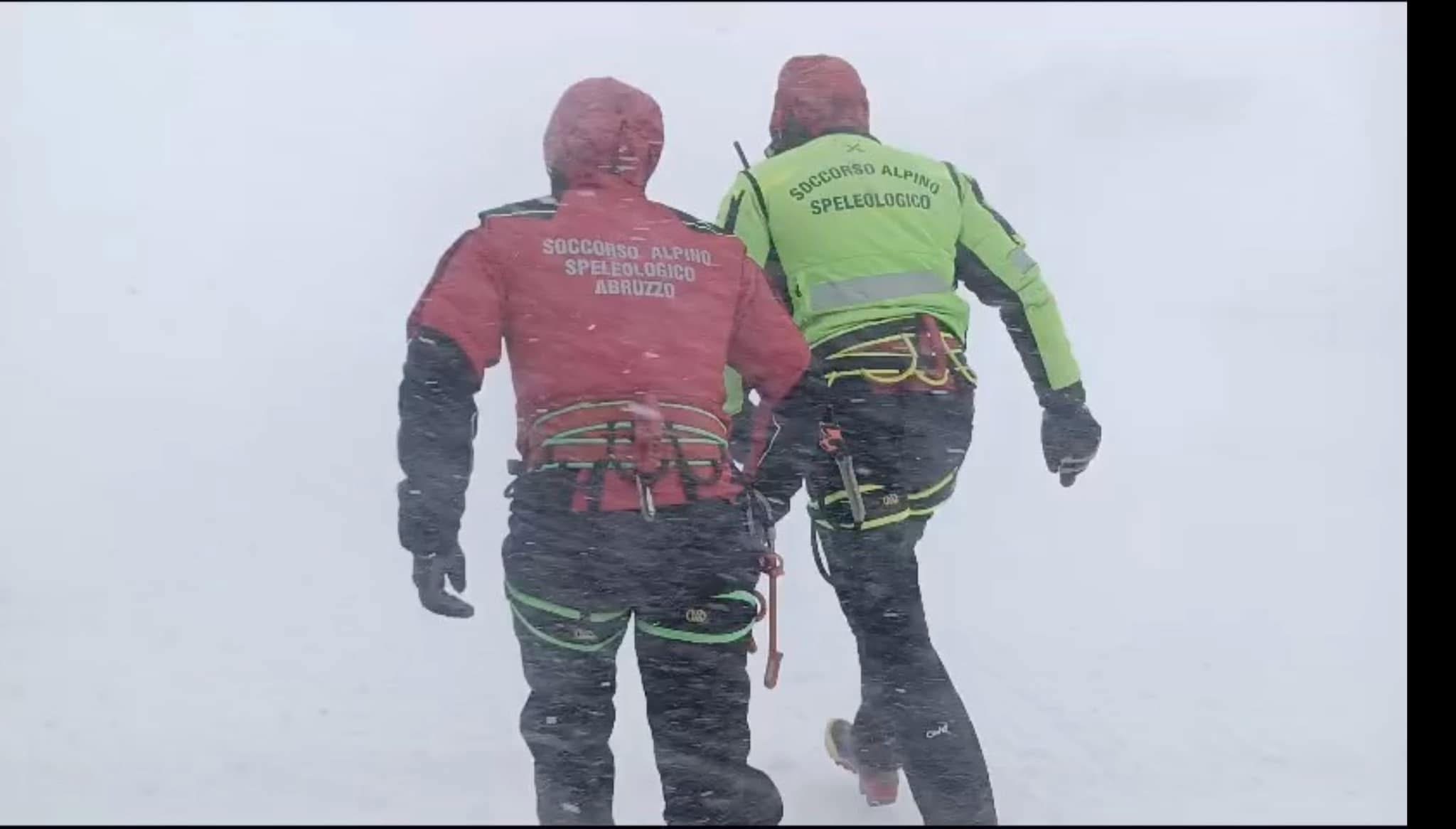 L’Aquila, il maltempo impedisce le ricerche degli alpinisti bloccati sul Gran Sasso dopo una caduta 