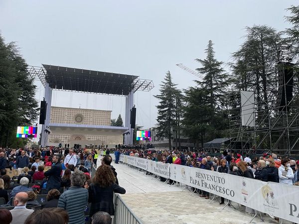 L'Aquila accoglie Papa Francesco, da ore un fiume di fedeli in attesa del suo arrivo